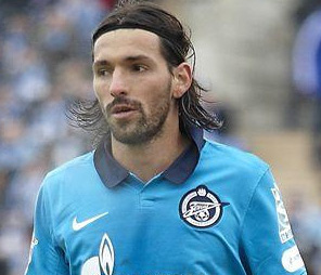 Hva er navnet på denne fotballspilleren?