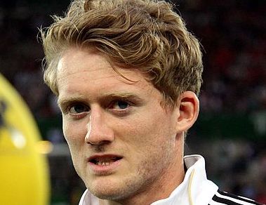 Hva er navnet på denne fotballspilleren?