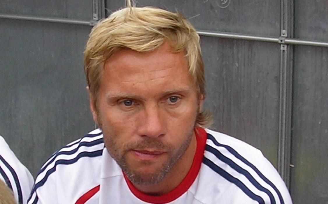 Hva er navnet på denne fotballspilleren?
